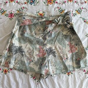 Size 10 Hawaiian print linen vacay shorts - NWOT